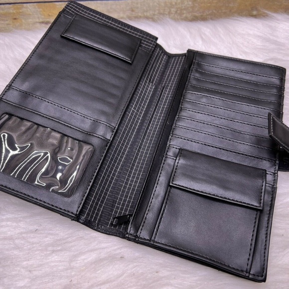Leed's Bags Leeds Highmark Black Genuine Leather Travel Wallet